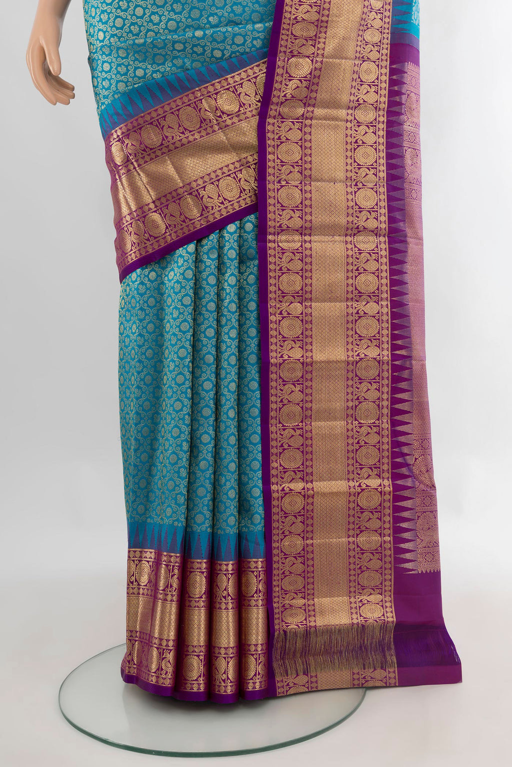 Pleats and pallu of Pure Silk Blue Kanchipuram Saree with Zari Brocade on the body and Zari Border. 
