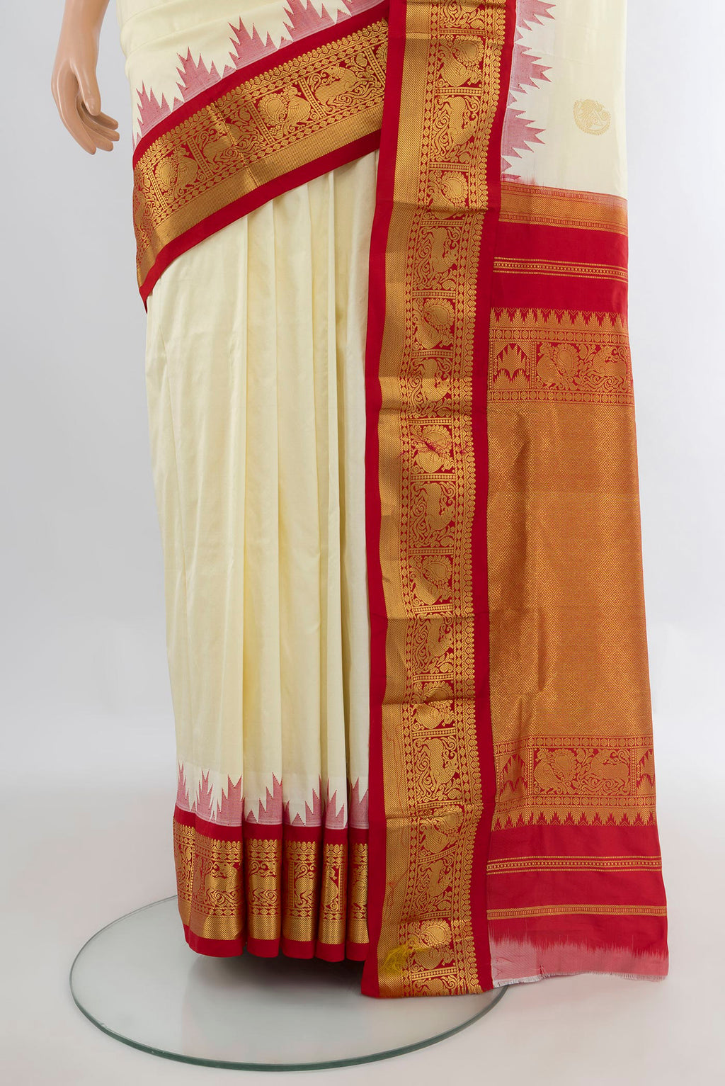 Pleats and pallu of Pure Silk Cream Bangalore - kadyal Nine Yards Saree with Zari Butta on the body and Zari Border. 