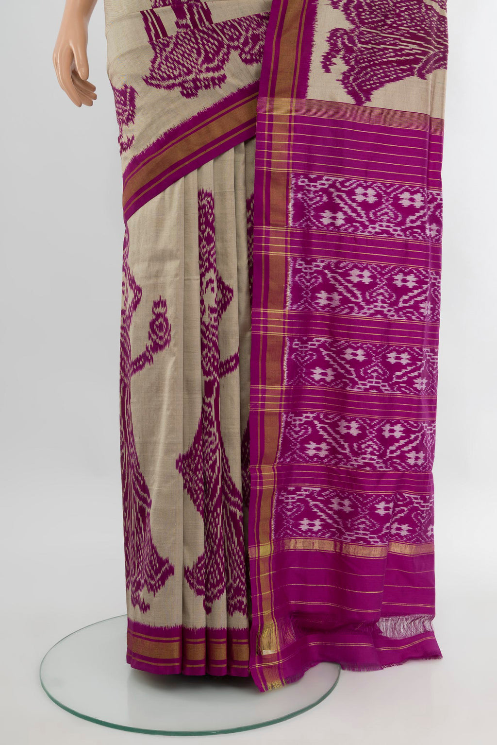 Pleats and pallu of Grey Pochampally Silk Saree with Pure Ikat on the body and Ikat Border. 