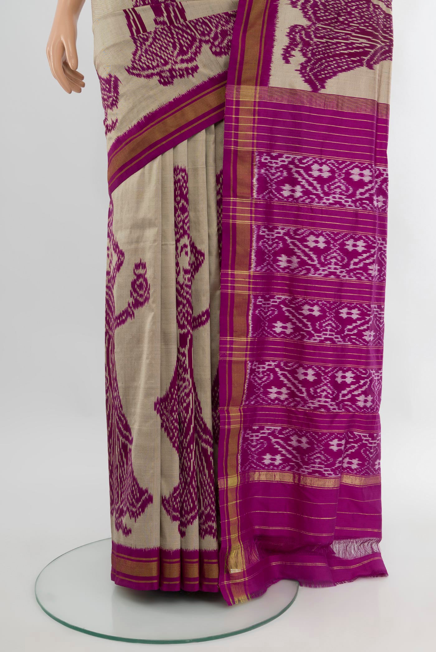 Pleats and pallu of Grey Pochampally Silk Saree with Pure Ikat on the body and Ikat Border. 