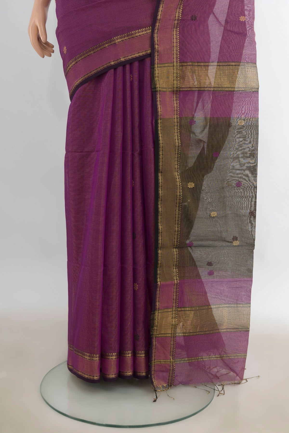 Pleats and pallu of Light Magenta Maheshwari Cotton Saree with Zari And Thread Butta on the body and Zari Border. 