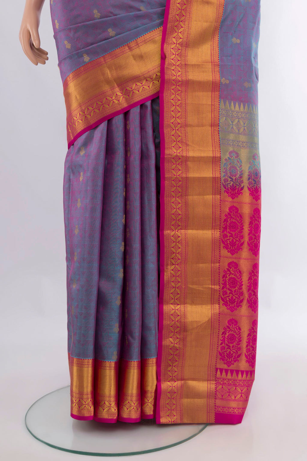 Pleats and pallu of Pure Silk Lavender Kanchipuram Saree with Jacquard With Zari Butta on the body and Zari Border. 