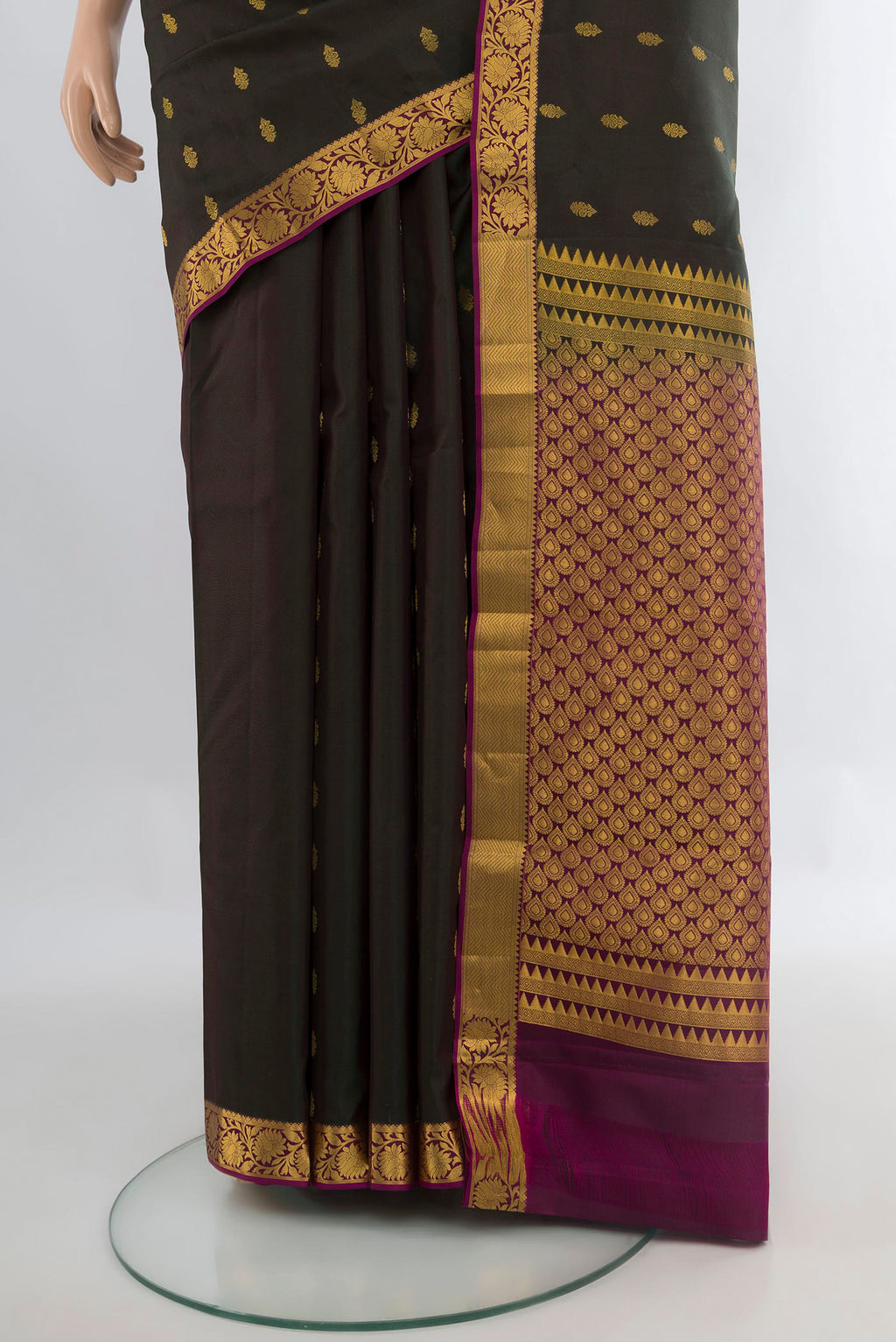 Pleats and pallu of Pure Silk Bottle Green Kanjivaram Saree with Zari Butta on the body and Zari Border. 