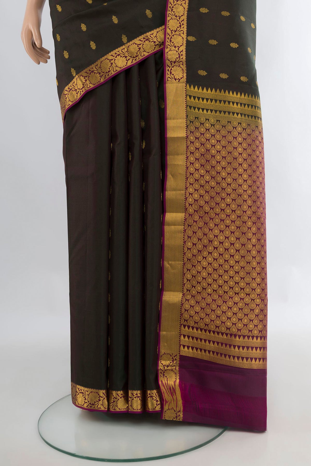 Pleats and pallu of Pure Silk Bottle Green Kanjivaram Saree with Zari Butta on the body and Zari Border. 