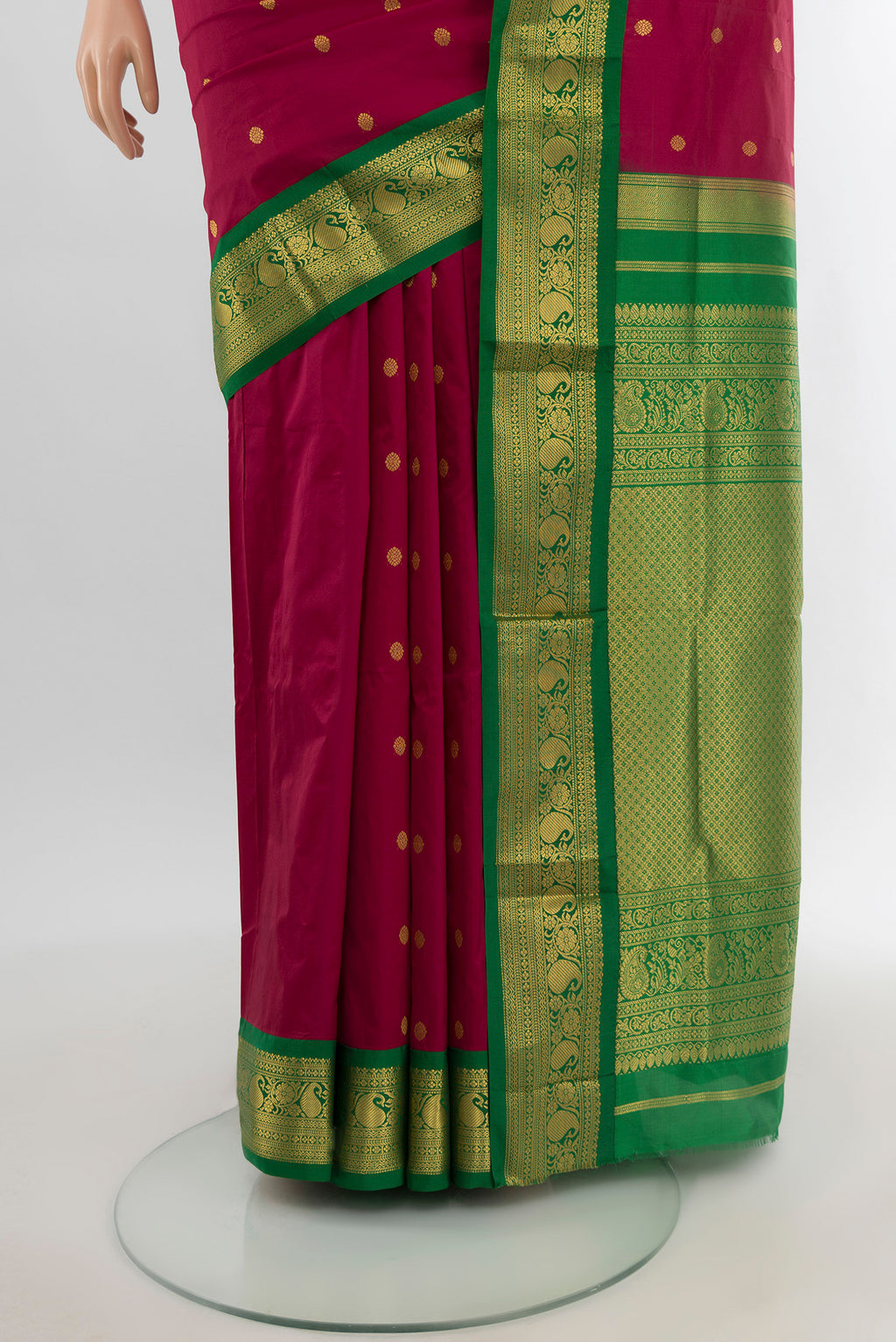 Pleats and pallu of Maroon Bangalore Silk - kadyal Saree with Zari Butta on the body and Zari Border. 