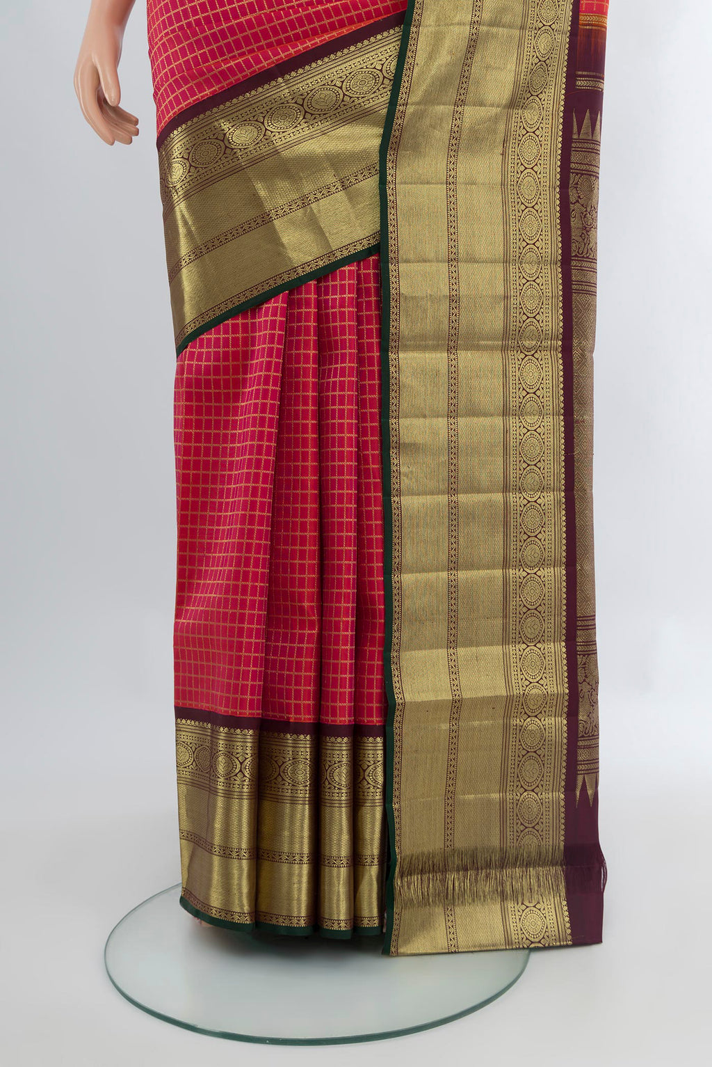 Pleats and pallu of Pink Kanchipuram Silk Saree with Checked design on the body and Zari Border. 