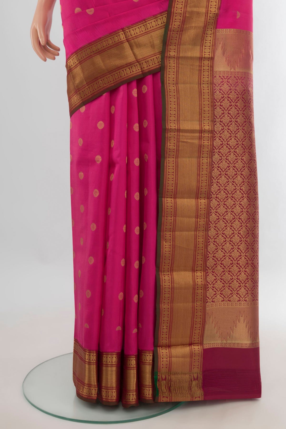 Pleats and pallu of Pure Silk Dark Pink Kanchipuram Saree with Zari Butta on the body and Zari Border. 