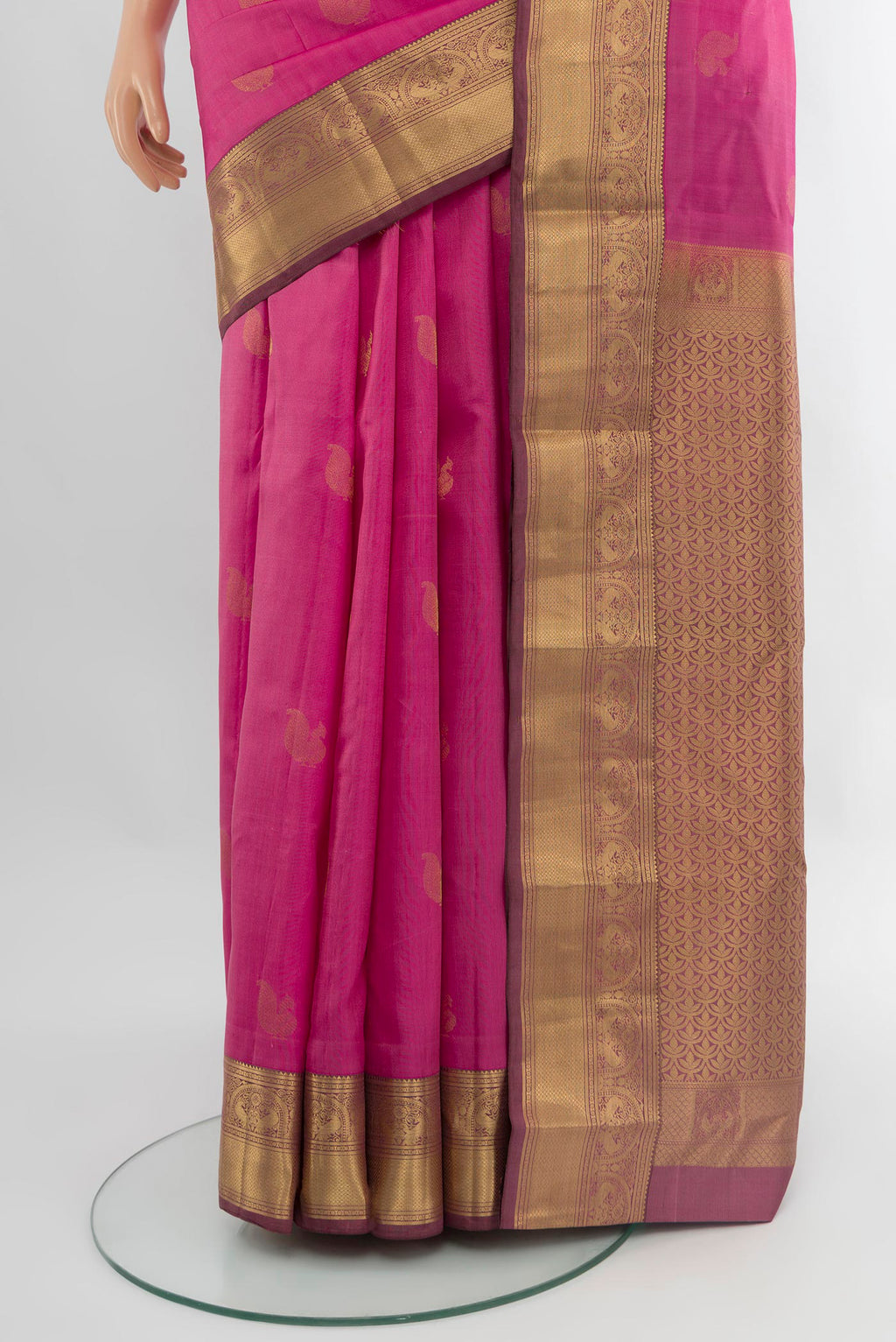 Pleats and pallu of Rose pink Kanchipuram Silk Saree with Zari Butta on the body and Zari Border. 
