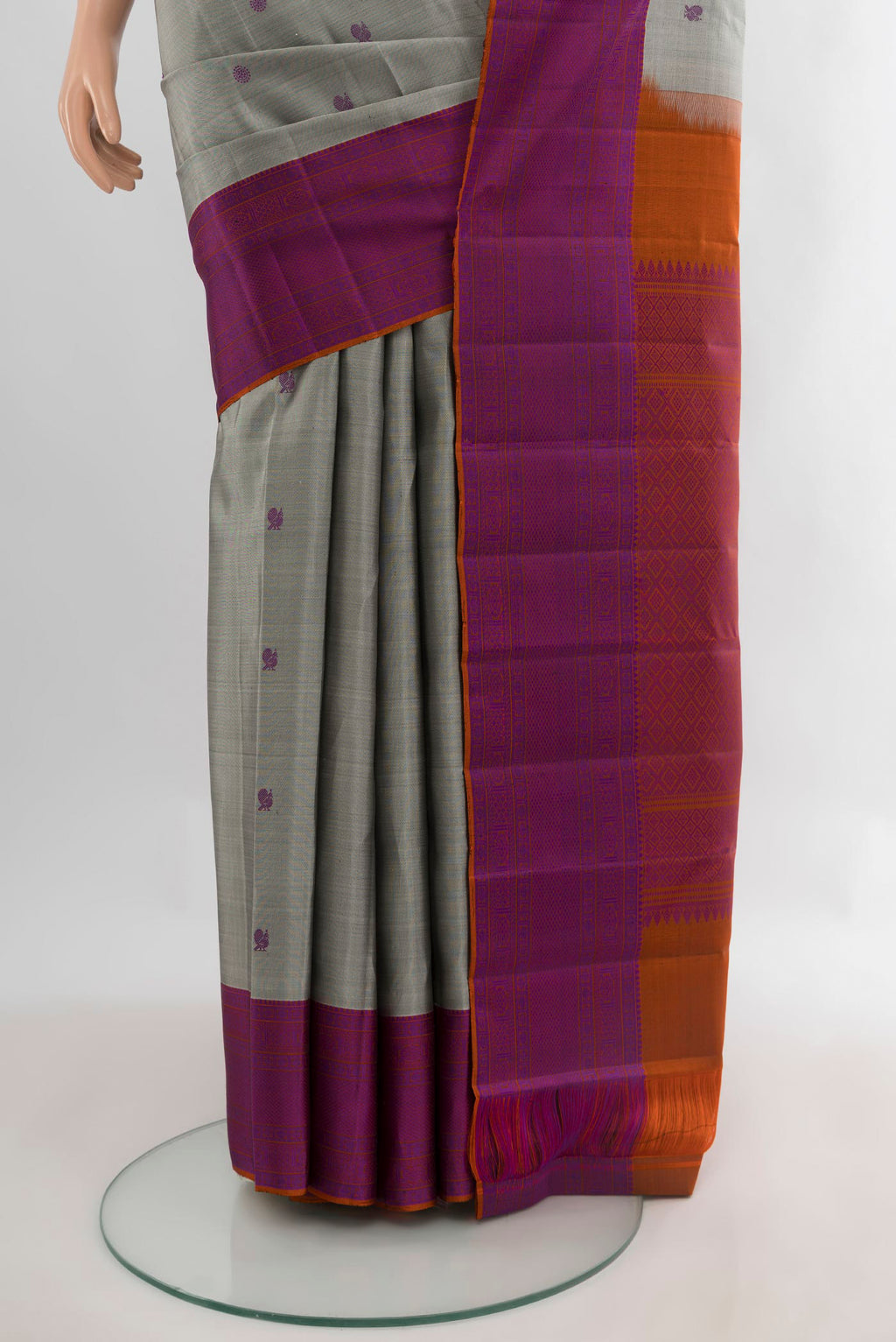 Pleats and pallu of Pure Silk Davys Grey Kanchipuram Saree with Thread Butta on the body and Thread Border. 