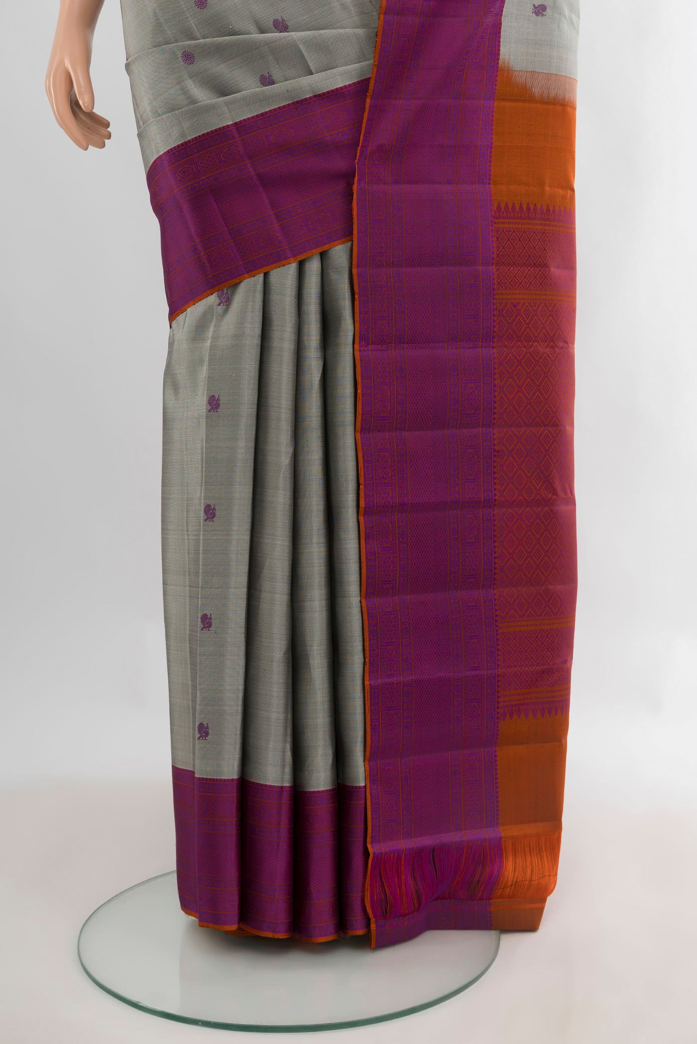 Pleats and pallu of Pure Silk Davys Grey Kanchipuram Saree with Thread Butta on the body and Thread Border. 