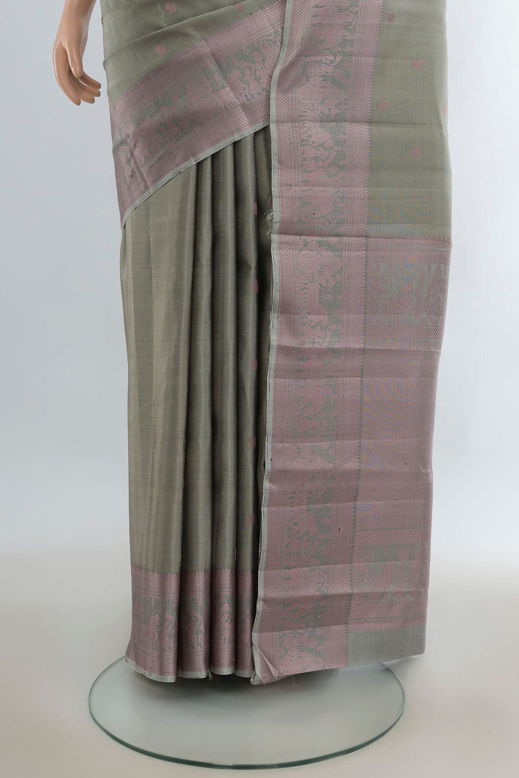 Pleats and pallu of Pure Silk Davys Grey Kanchipuram Saree with Thread Butta on the body and Thread Border. 