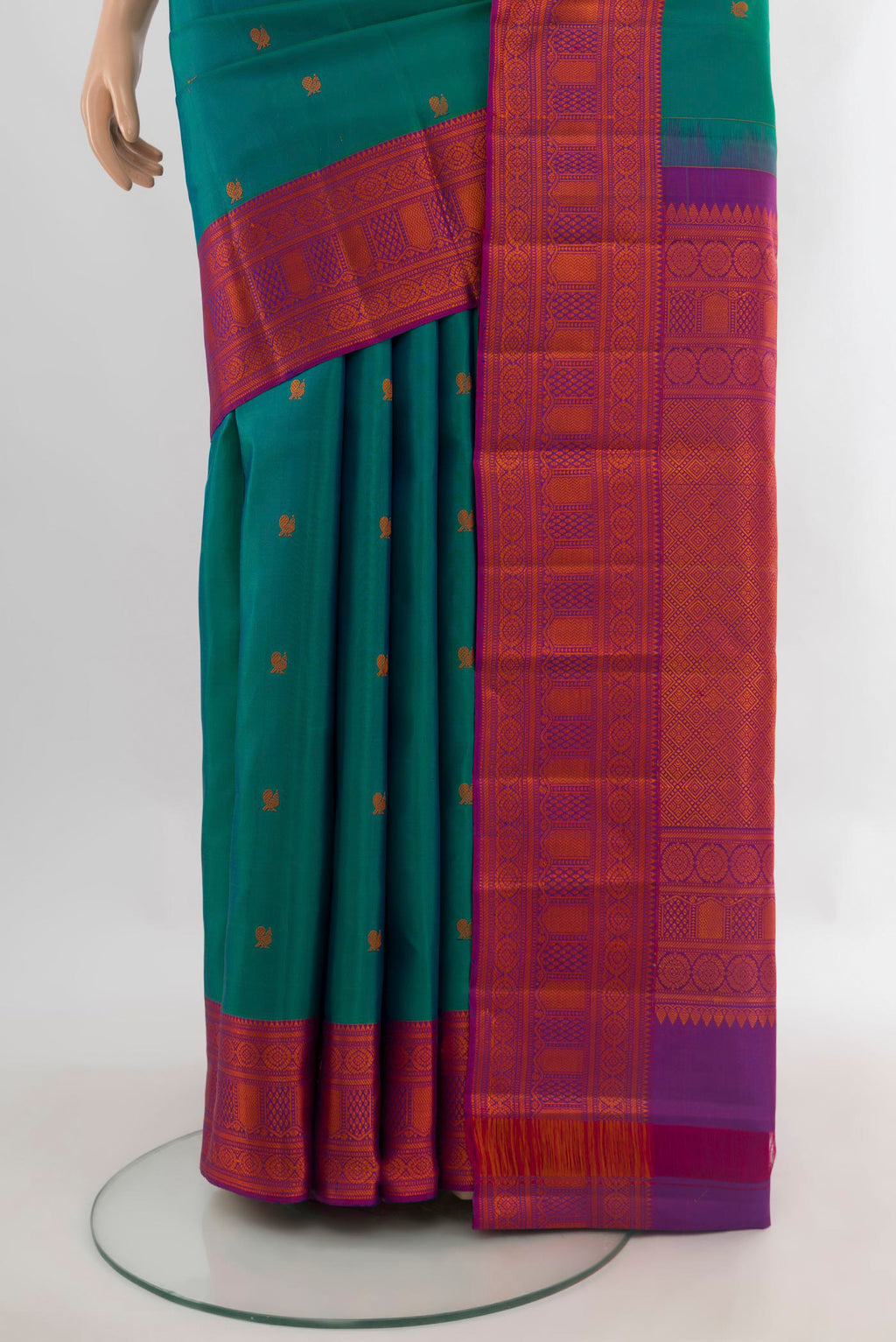 Pleats and pallu of Pure Silk Turquoise Kanchipuram Saree with Thread Butta on the body and Thread Border. 