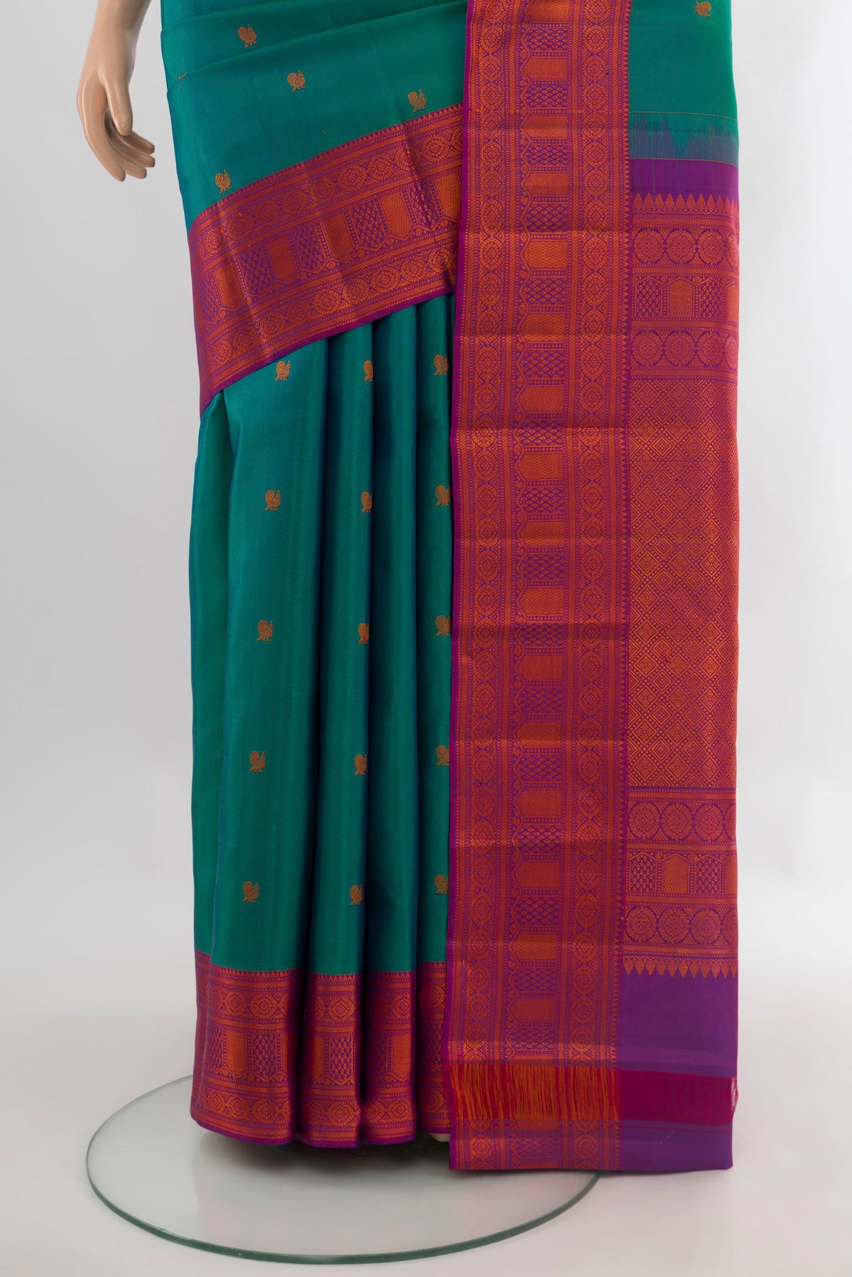 Pleats and pallu of Pure Silk Turquoise Kanchipuram Saree with Thread Butta on the body and Thread Border. 