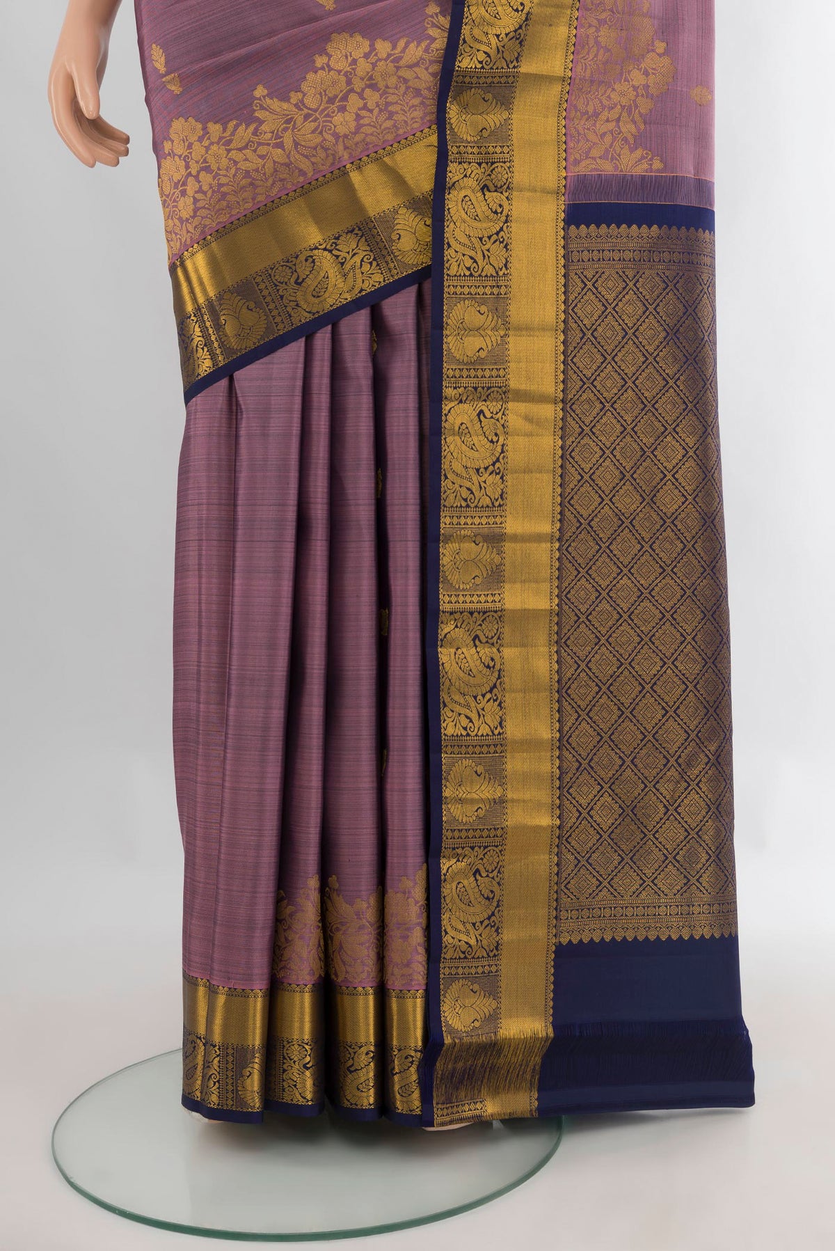 Pleats and pallu of Pure Silk Lavender Kanjivaram Saree with Zari Butta on the body and Zari Border. 