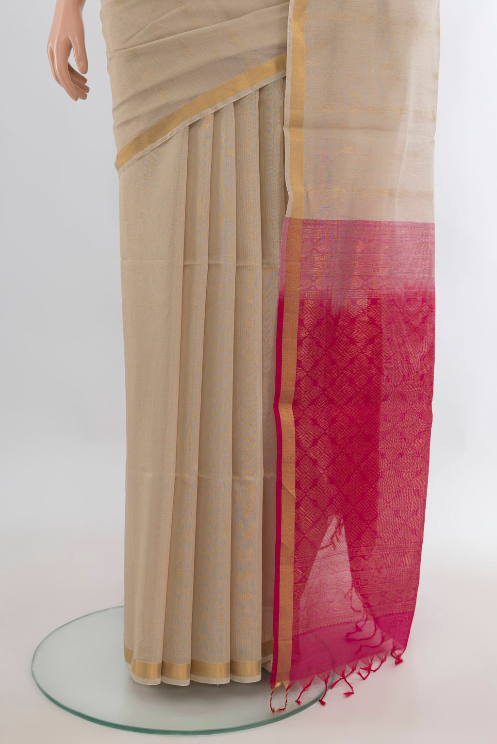 Pleats and pallu of Cream Silk Cotton Saree with Zari Butta on the body and Zari Border. 