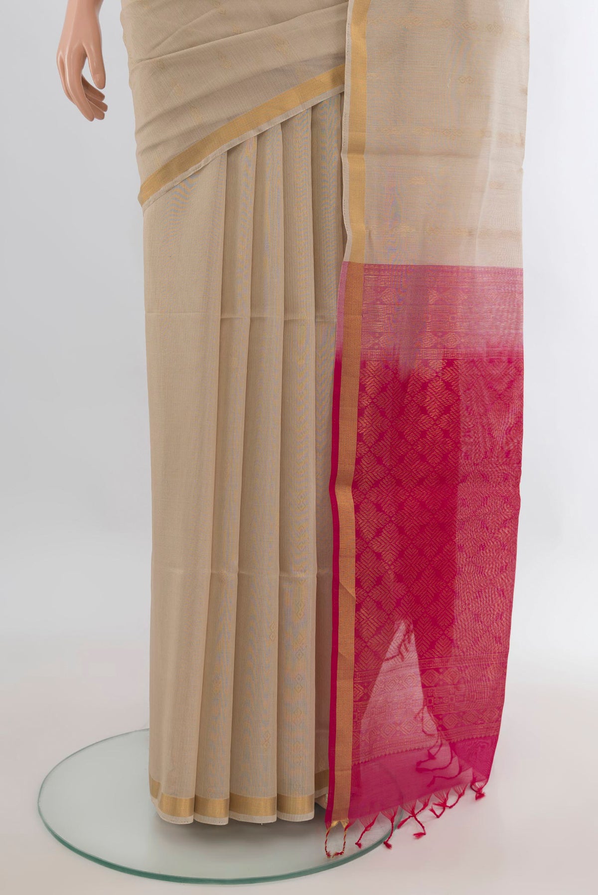Pleats and pallu of Cream Silk Cotton Saree with Zari Butta on the body and Zari Border. 