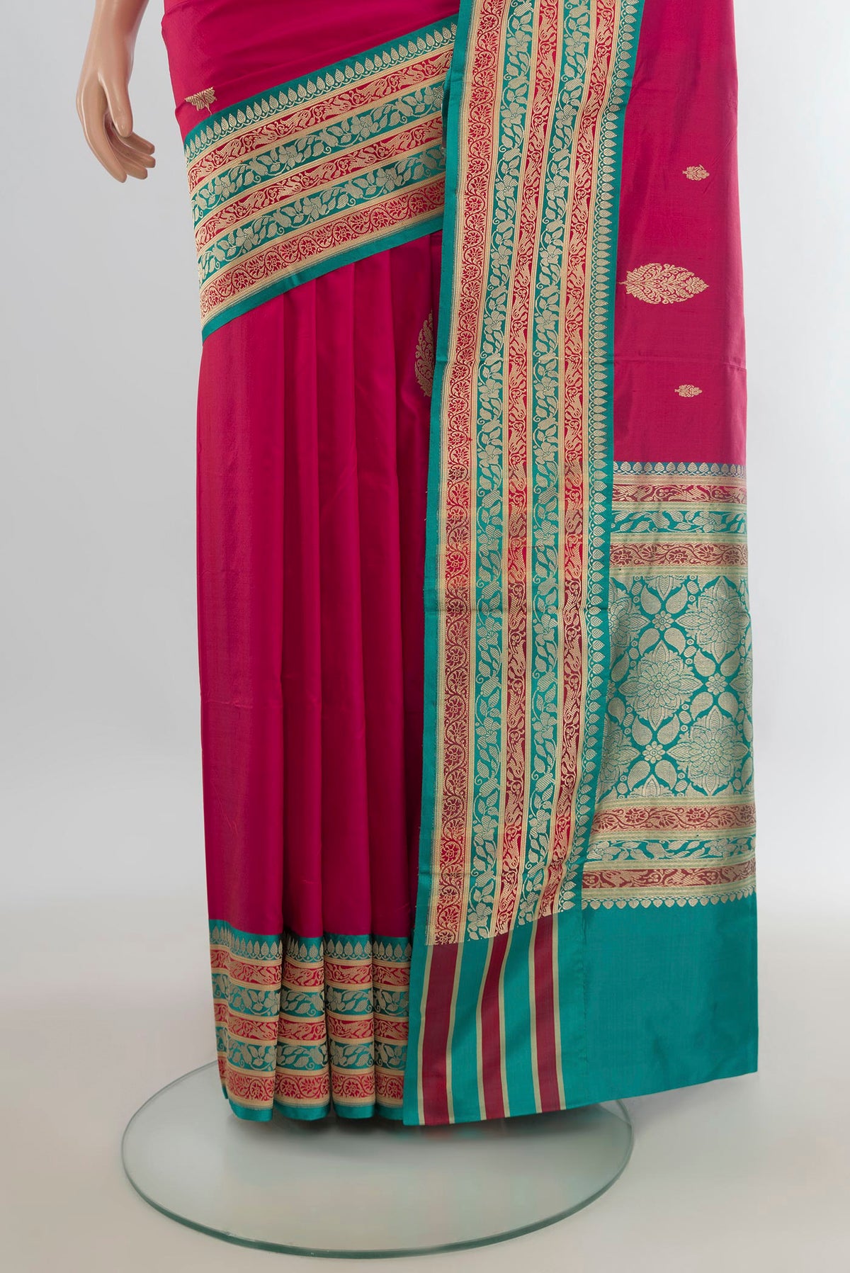 Pleats and pallu of Pure Silk Pink Banarasi Katan Saree with Zari Butta on the body and Zari Border. 