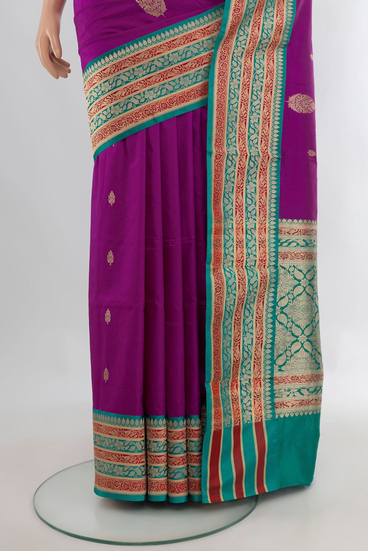Pleats and pallu of Pure Silk Magenta Banarasi Katan Saree with Zari Butta on the body and Zari Border. 