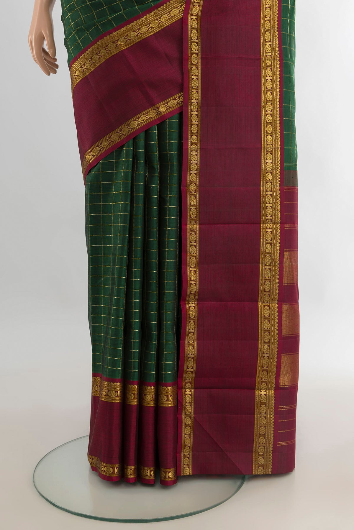 Pleats and pallu of Pure Silk Bottle Green Kanjivaram Saree with Checked design on the body and Ganga Jamuna Border. 