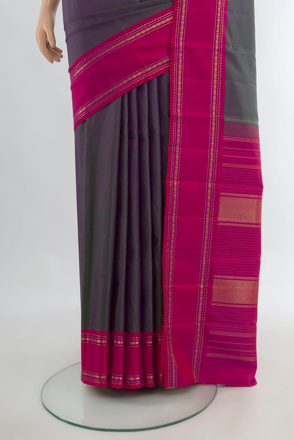 Pleats and pallu of Pure Silk Purple Dual Tone Kanjivaram Saree with Plain Body and Plain Border. 