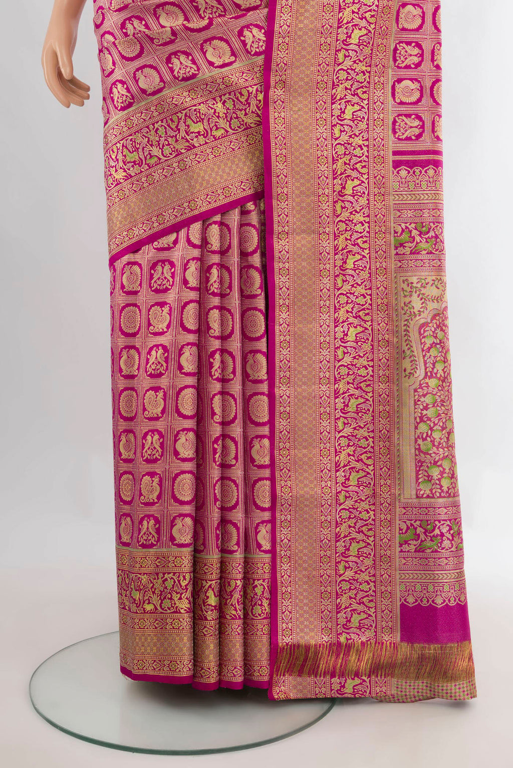 Pleats and pallu of Pure Silk Dark Pink Kanchipuram Saree with Zari Brocade on the body and Zari Border. 