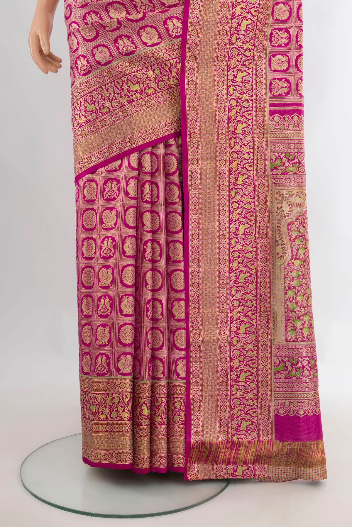 Pleats and pallu of Pure Silk Dark Pink Kanchipuram Saree with Zari Brocade on the body and Zari Border. 