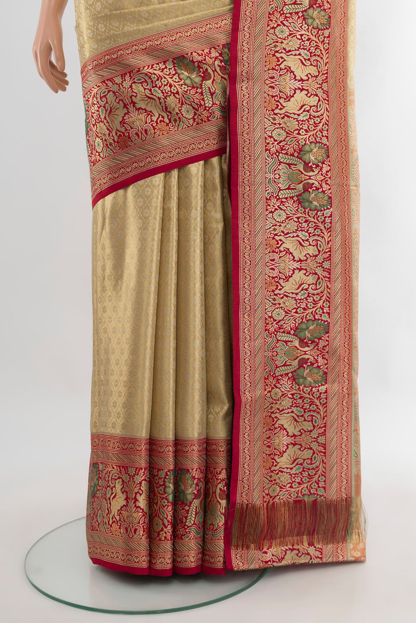 Pleats and pallu of Golden Kanchipuram Tissue Silk Saree with Zari Brocade on the body and Zari Border. 