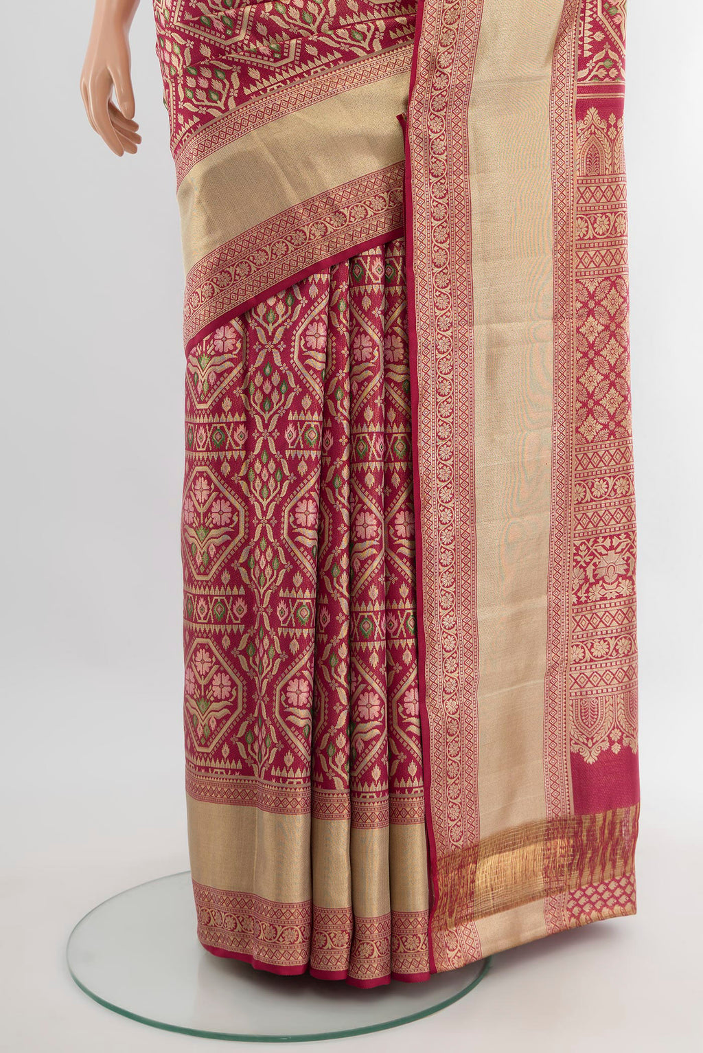 Pleats and pallu of Maroon Kanchipuram Tissue Silk Saree with Zari Brocade on the body and Zari Border. 