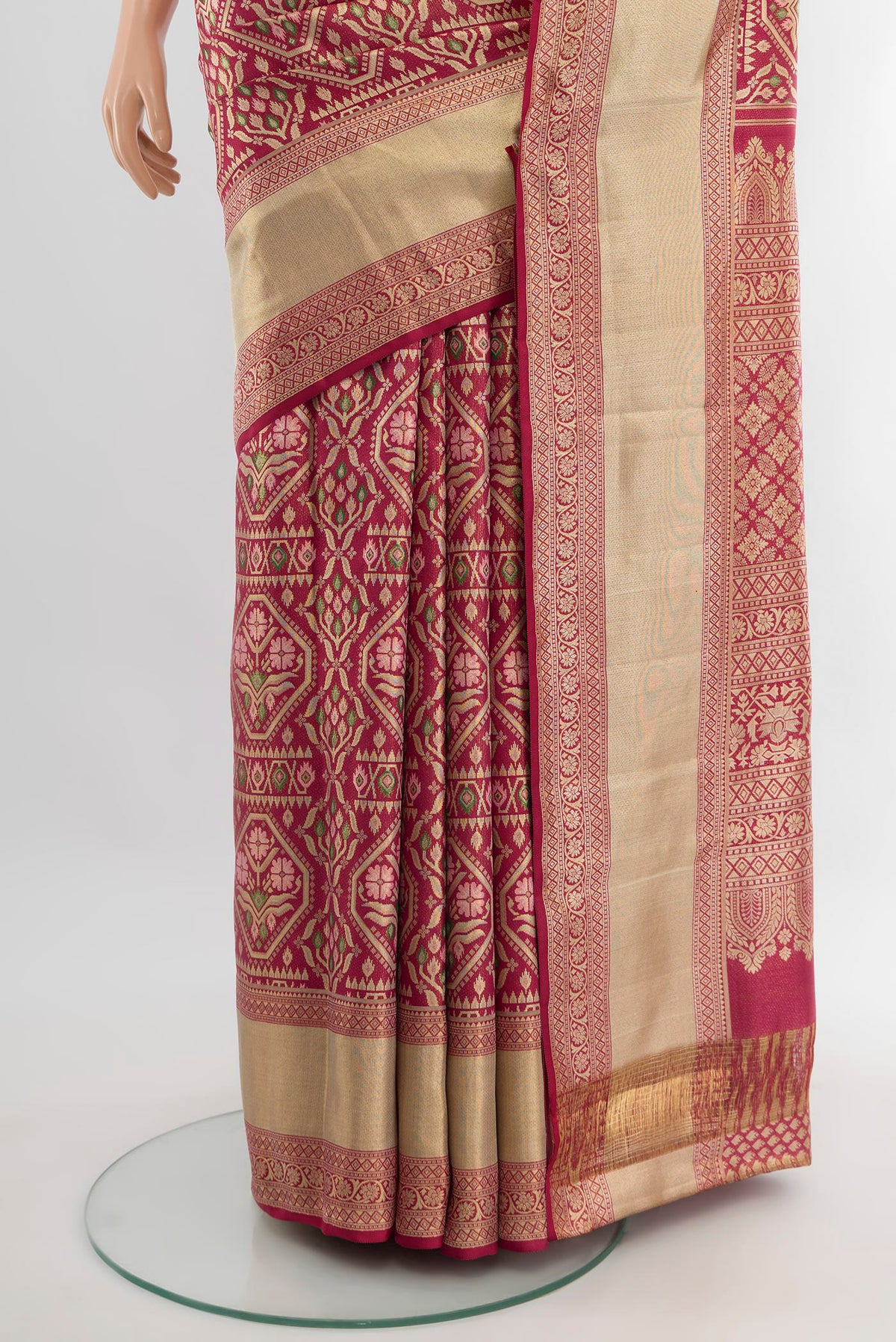 Pleats and pallu of Maroon Kanchipuram Tissue Silk Saree with Zari Brocade on the body and Zari Border. 
