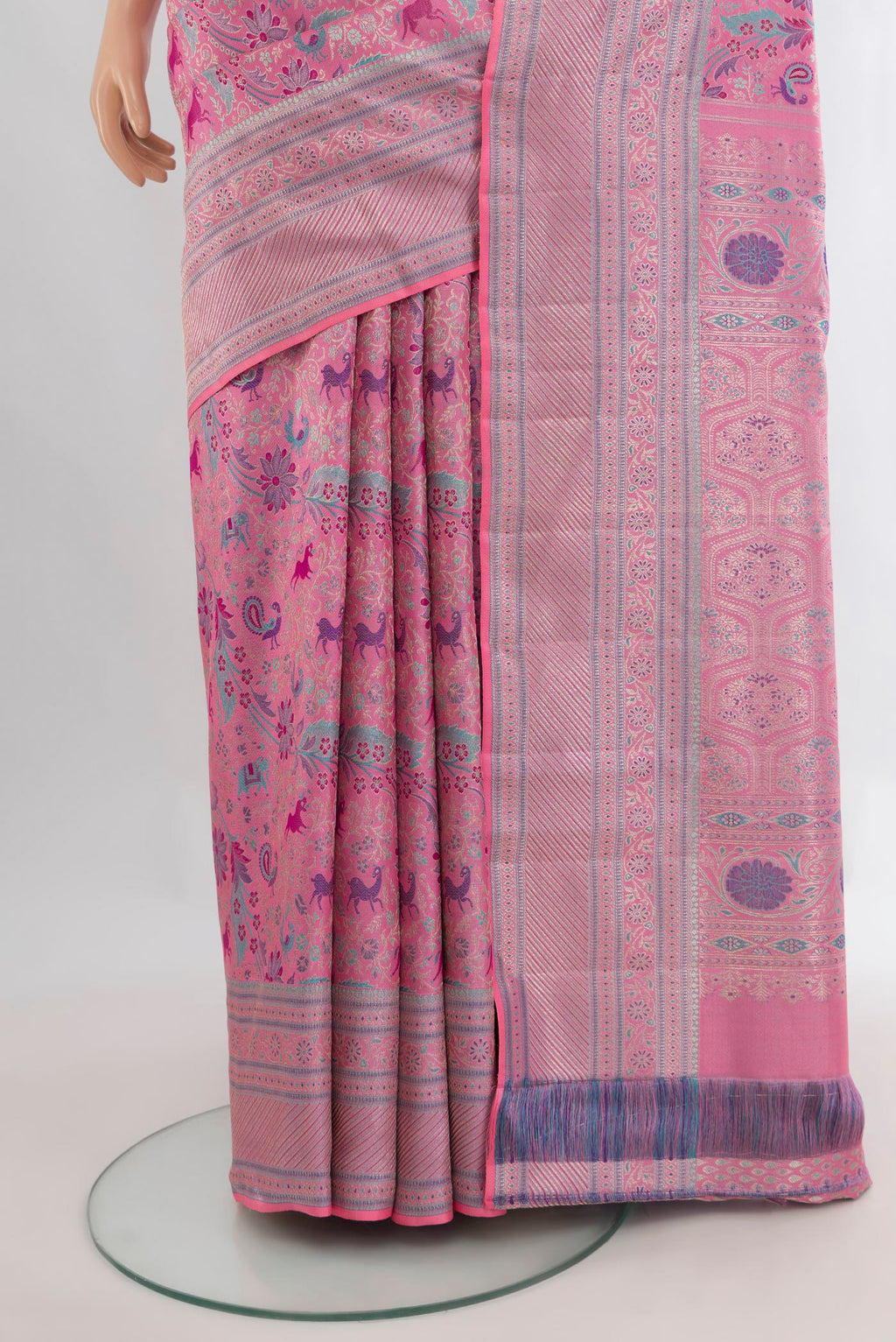 Pleats and pallu of Pure Silk Rose pink Kanchipuram Saree with Zari Butta on the body and Zari Border. 