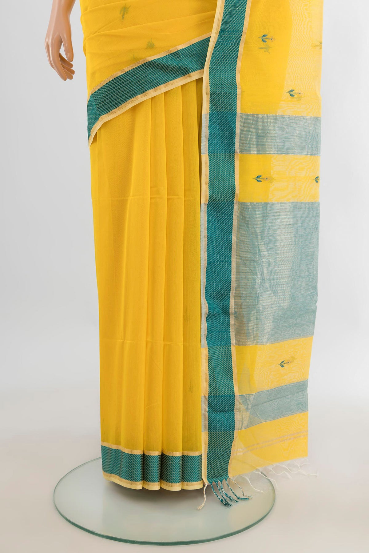 Pleats and pallu of Yellow Maheshwari Cotton Saree with Thread Butta on the body and Thread Border. 