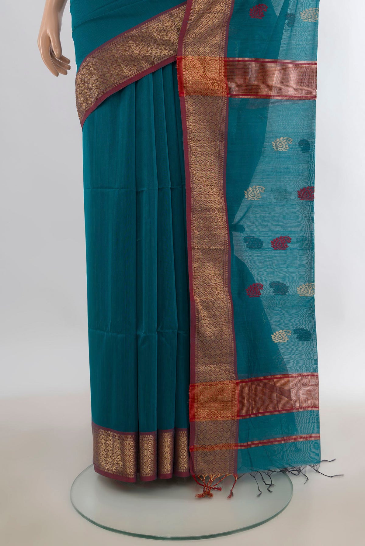 Pleats and pallu of Peacock Blue Maheshwari Cotton Saree with Thread Butta on the body and Zari Border. 