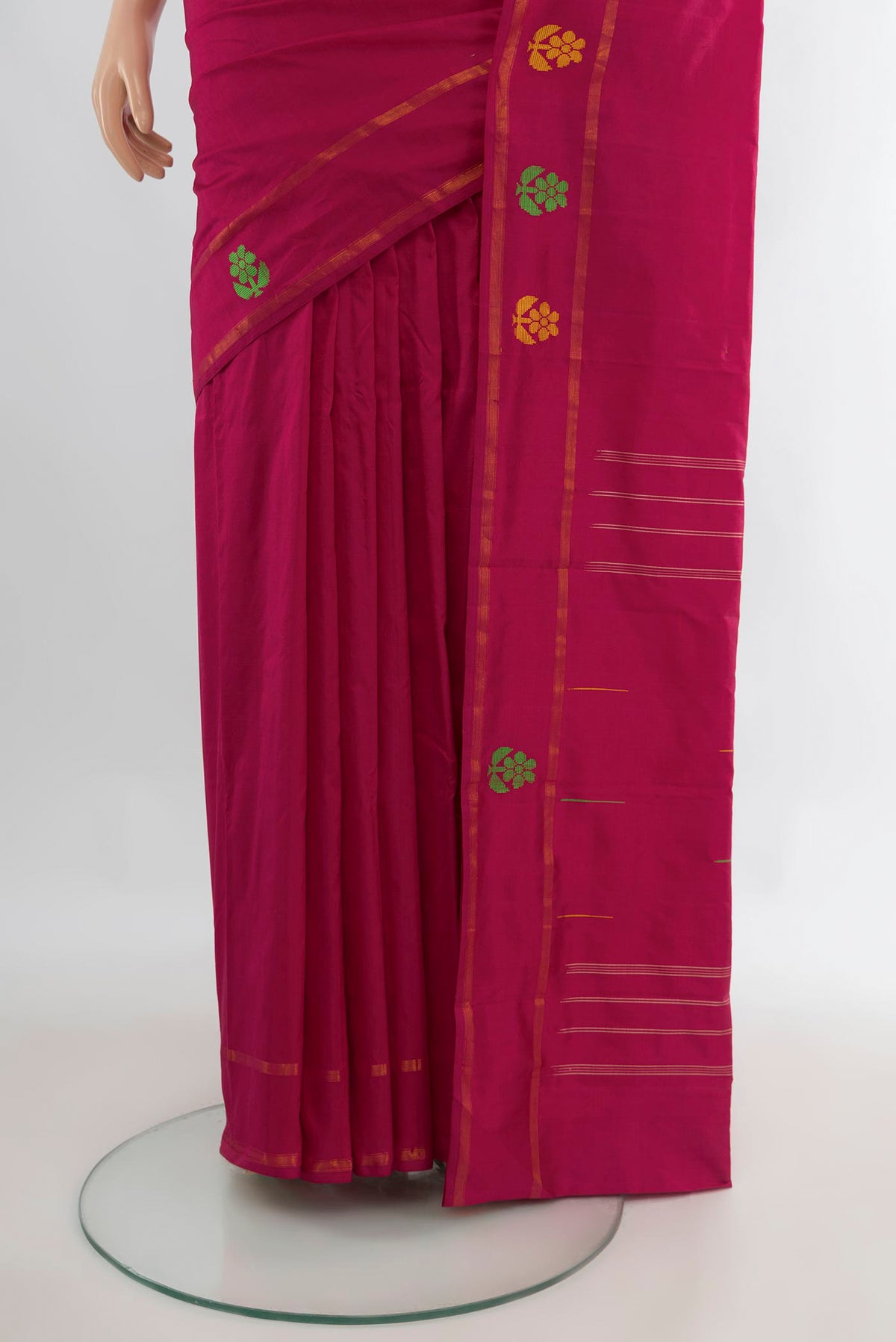 Pleats and pallu of Pure Silk Dark Pink Kanchipuram Saree with Plain Body and Thin Zari Line. 