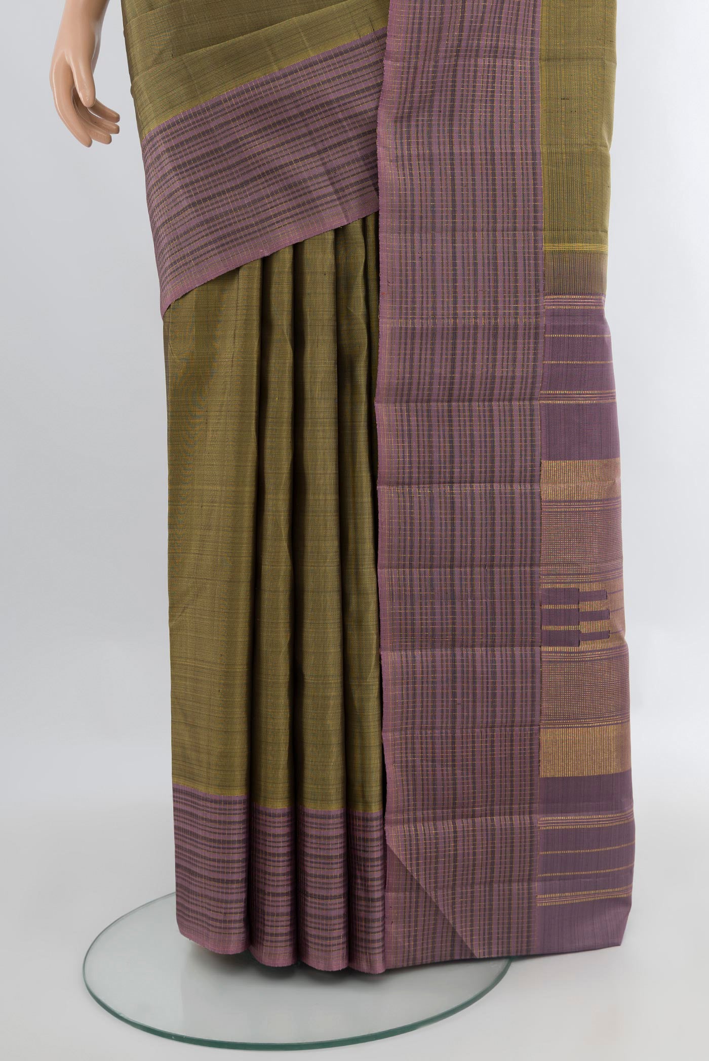Pleats and pallu of Davys Grey Kanjivaram Silk Saree with Plain Body and Plain Border. 