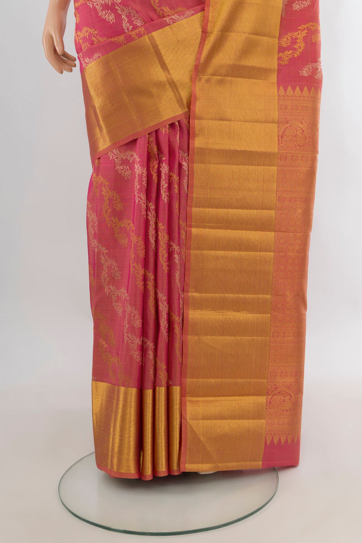 Pleats and pallu of Pure Silk Coral Kanchipuram Saree with Zari Brocade on the body and Zari Border. 