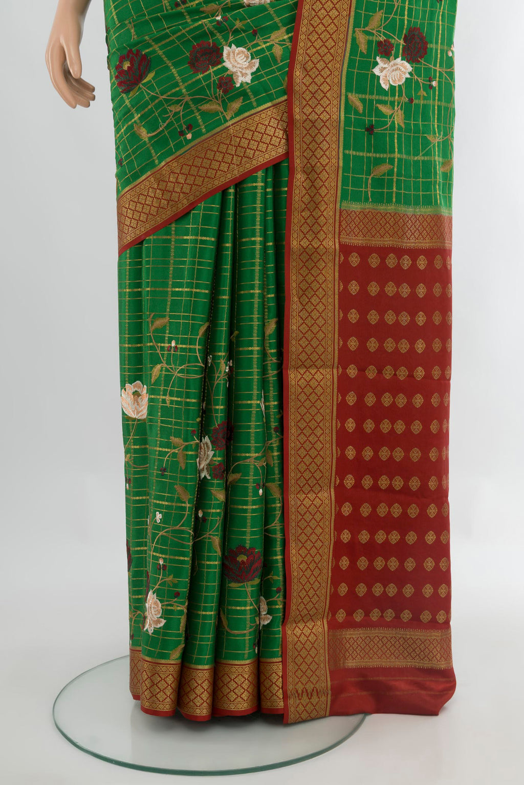 Pleats and pallu of Green Mysore Crepe Saree with Embroidery on the body and Zari Border. 