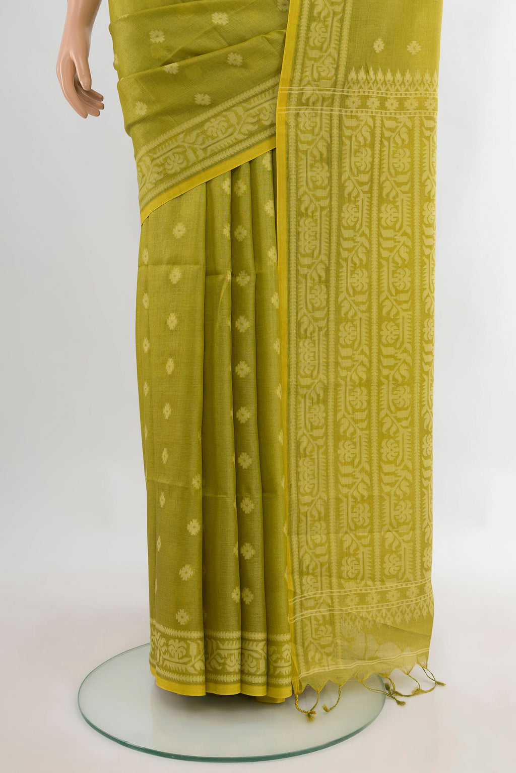 Pleats and pallu of Light Green Tussar Saree with Thread Butta on the body and Thread Border. 