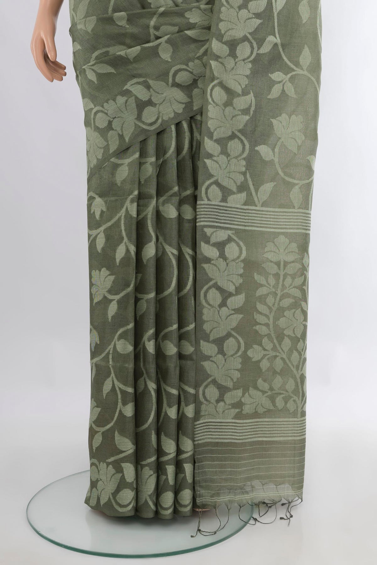 Pleats and pallu of Grey Tussar Saree with Thread Butta on the body and Thread Border. 