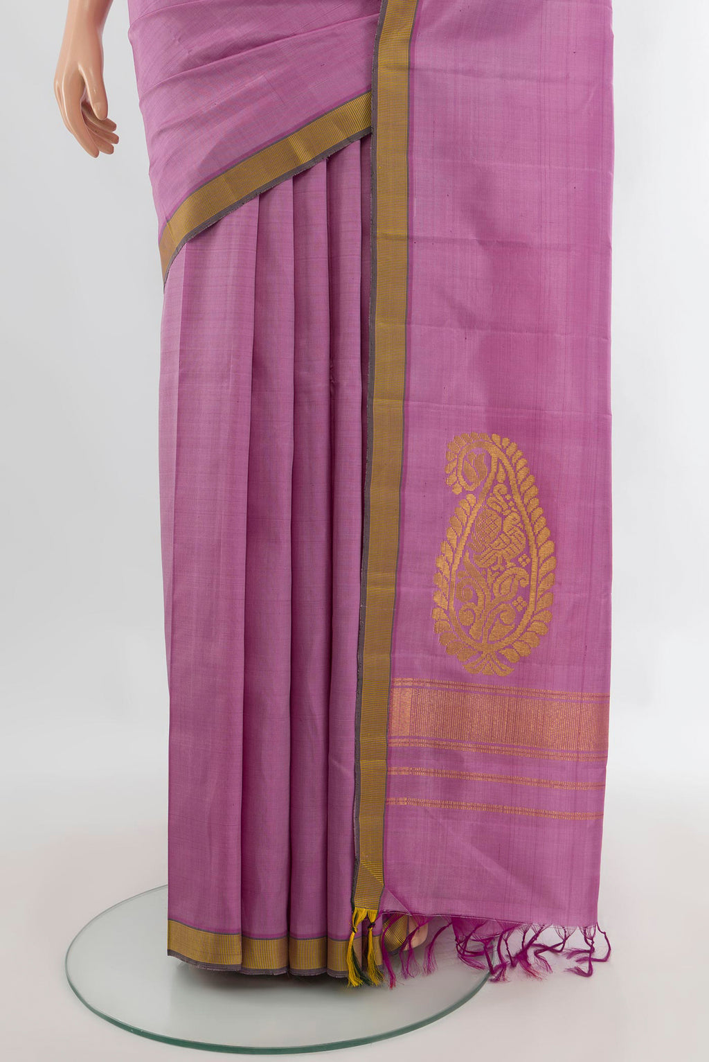 Pleats and pallu of Pure Silk Rose pink Kanchipuram Saree with Plain Body and Thread Border. 