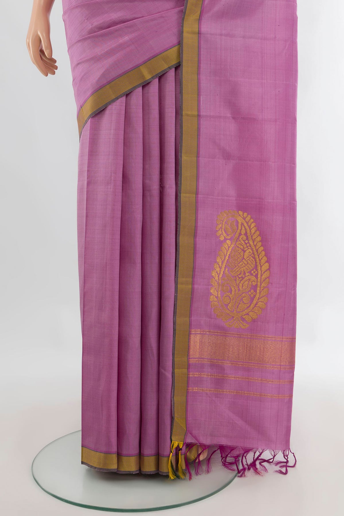 Pleats and pallu of Pure Silk Rose pink Kanchipuram Saree with Plain Body and Thread Border. 