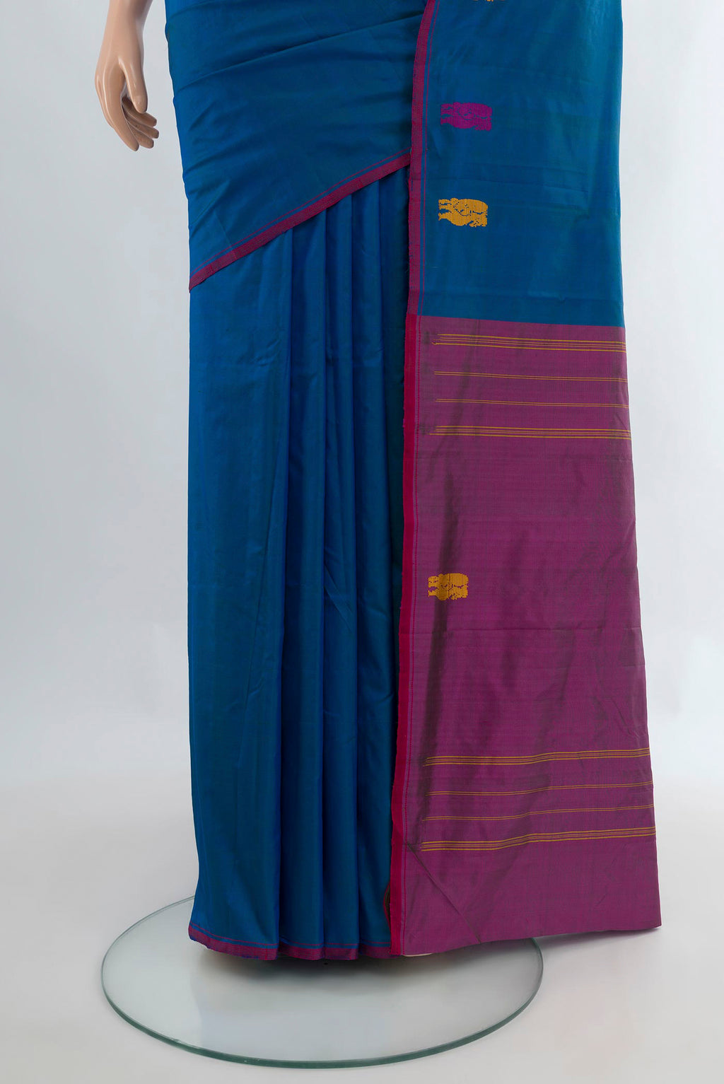 Pleats and pallu of Pure Silk Peacock Blue Kanchipuram Saree with Plain Body and Thread Border. 