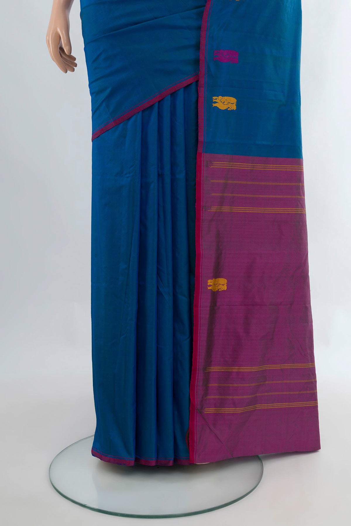 Pleats and pallu of Pure Silk Peacock Blue Kanchipuram Saree with Plain Body and Thread Border. 