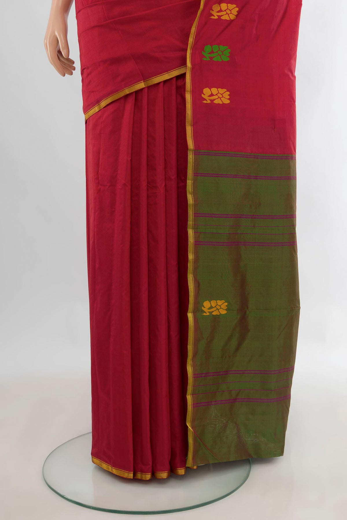 Pleats and pallu of Pure Silk Red Kanchipuram Saree with Plain Body and Thread Border. 