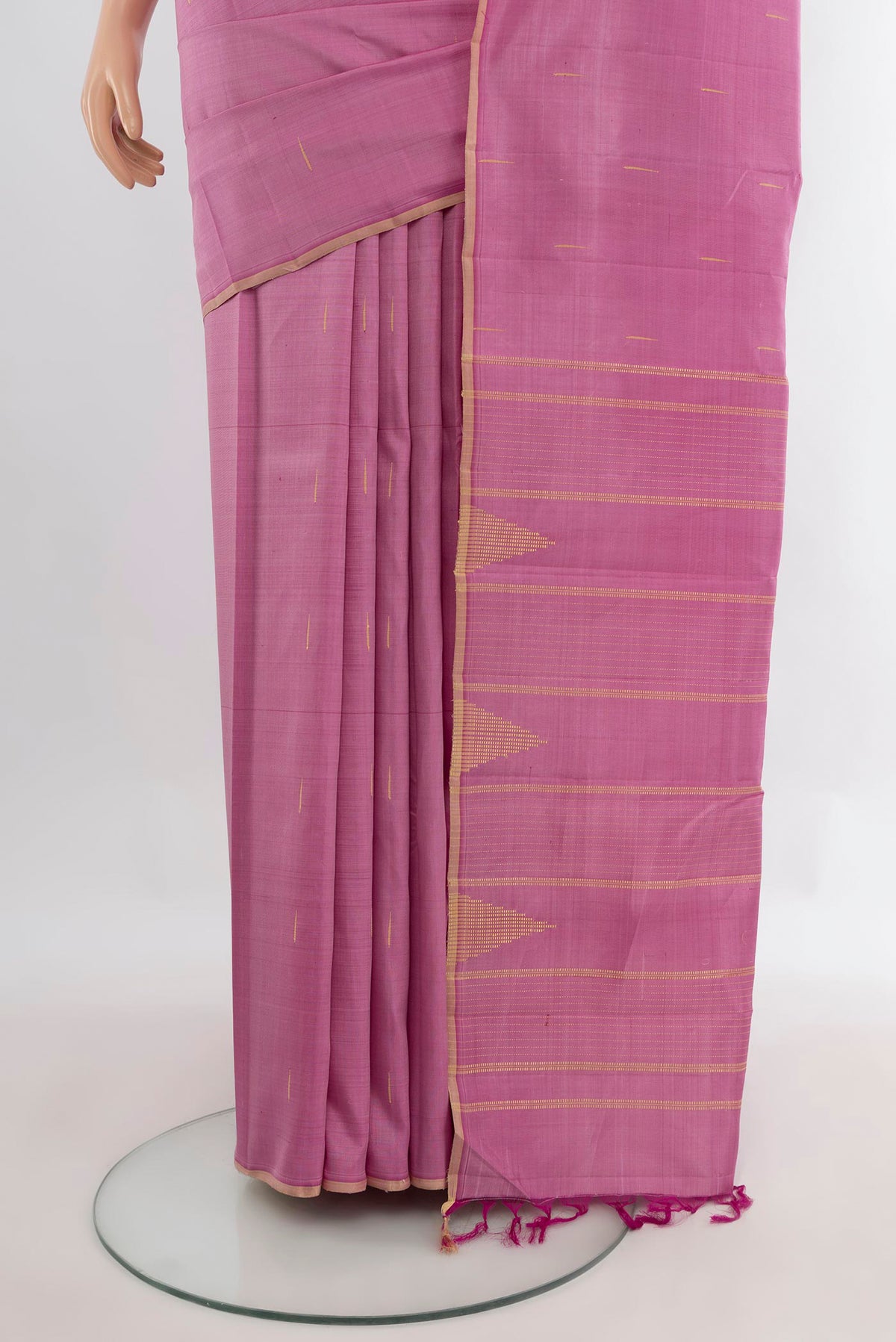 Pleats and pallu of Pure Silk Lavender Kanchipuram Saree with Plain Body and Without Border. 
