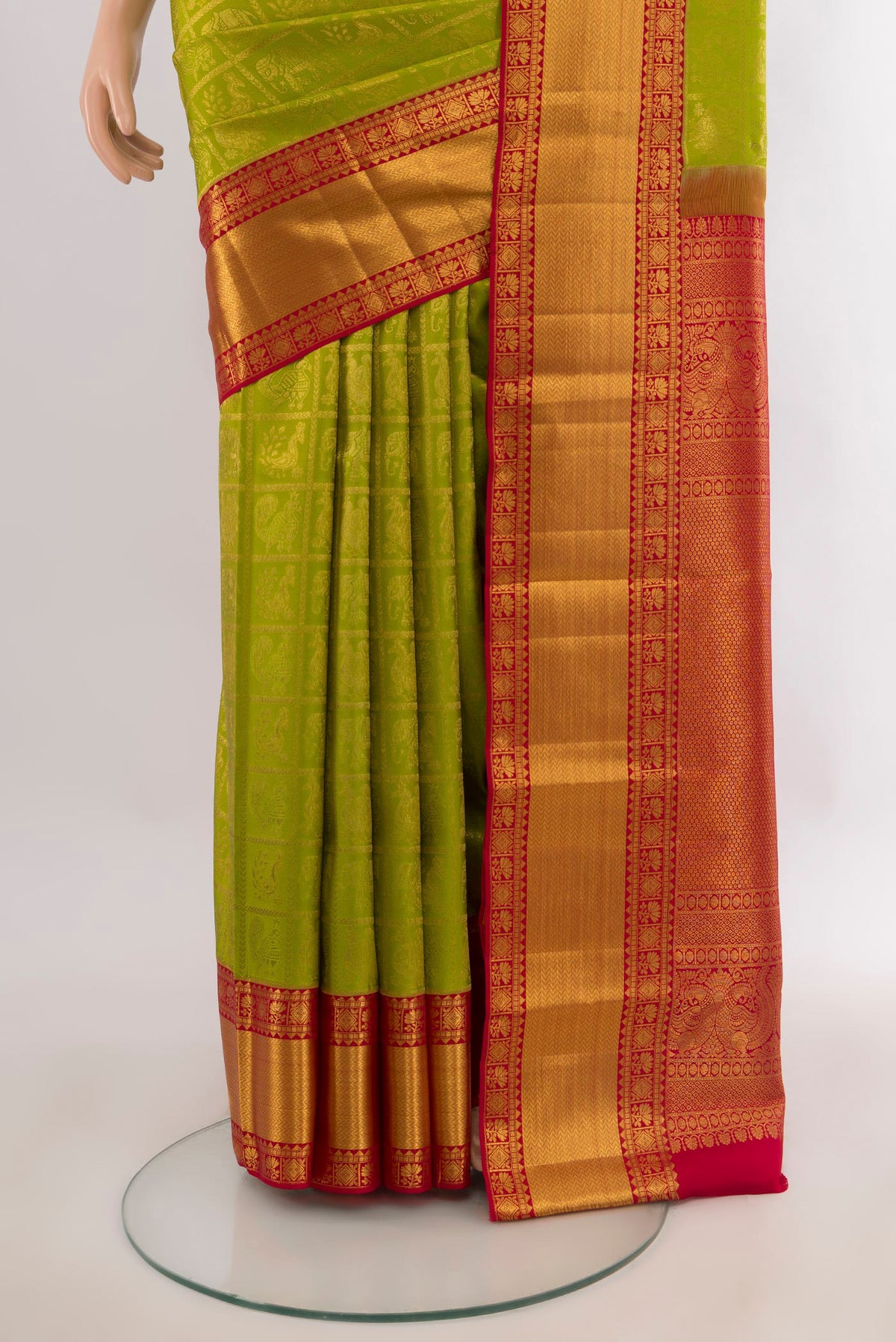 Pleats and pallu of Pure Silk Green Kanjivaram Saree with Zari Brocade on the body and Zari Border. 