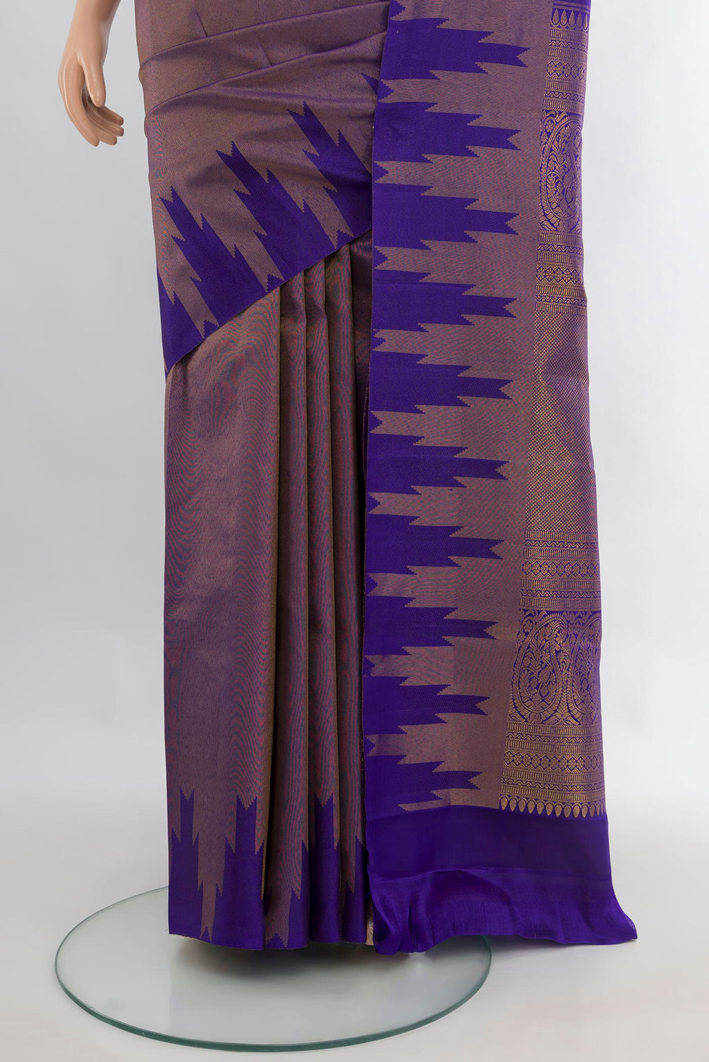 Pleats and pallu of Pure Silk Royal Blue Kanchipuram Saree with Plain Body and Temple Border. 