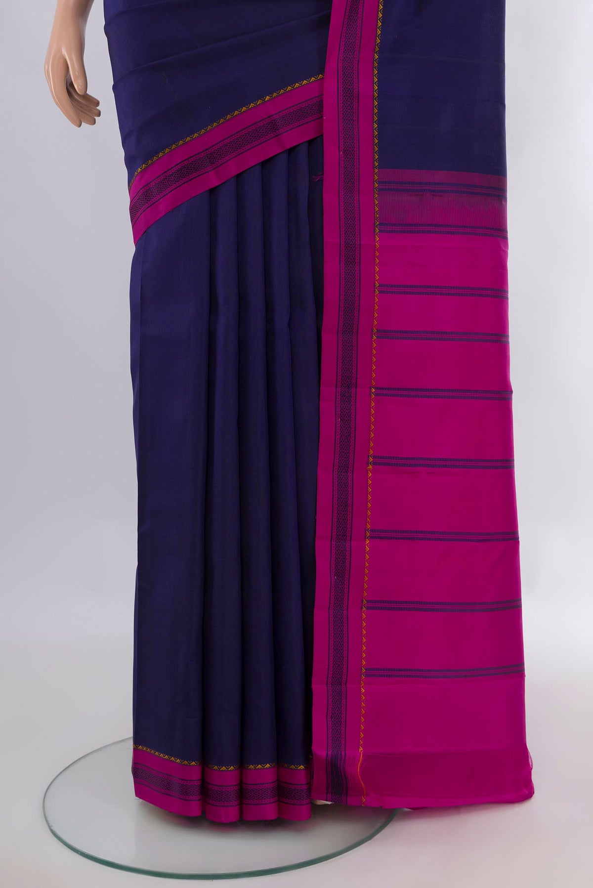Pleats and pallu of Pure Silk Navy Blue Kanjivaram Saree with Plain Body and Thread Border. 