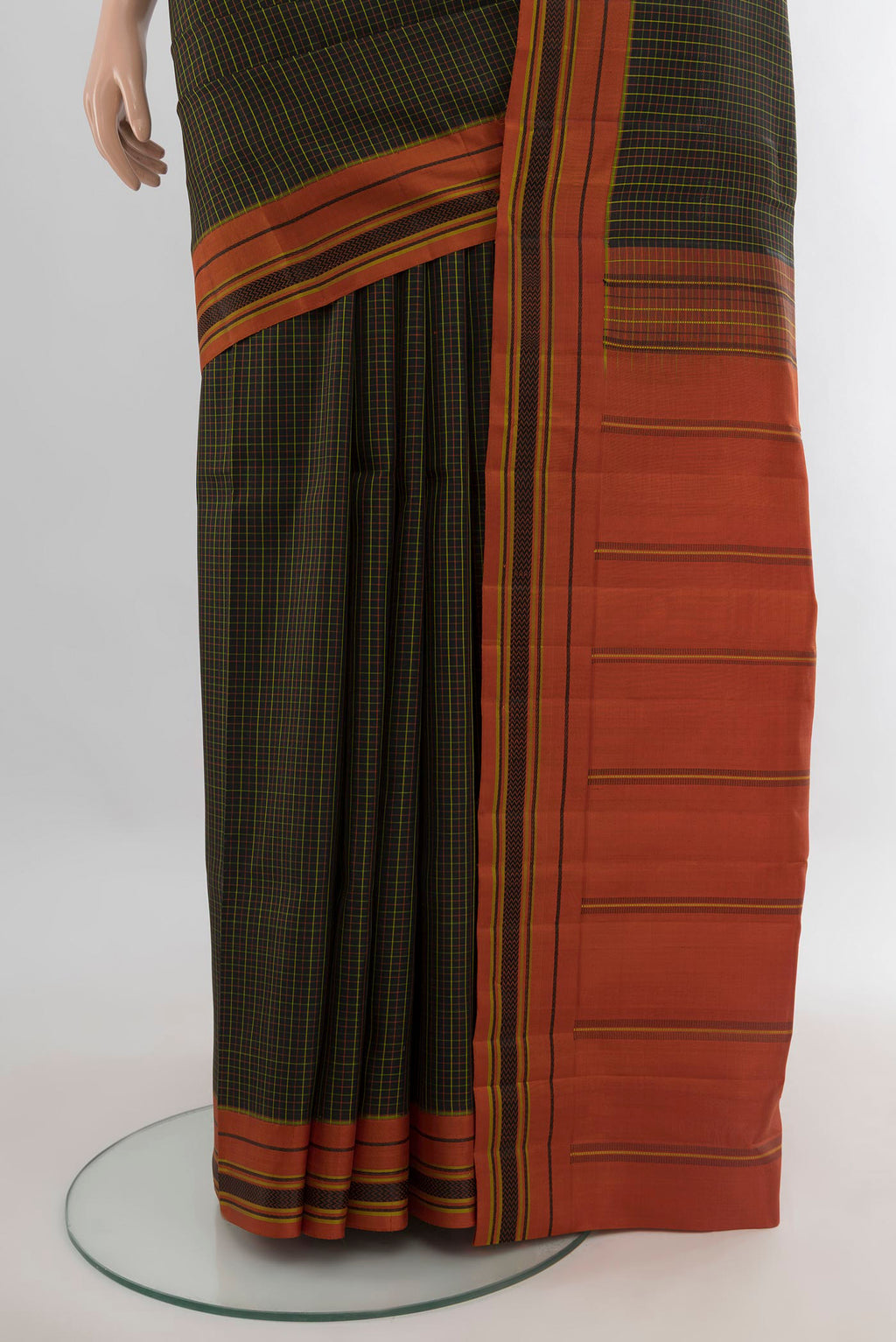 Pleats and pallu of Pure Silk Black Kanjivaram Saree with Checked design on the body and Thread Border. 