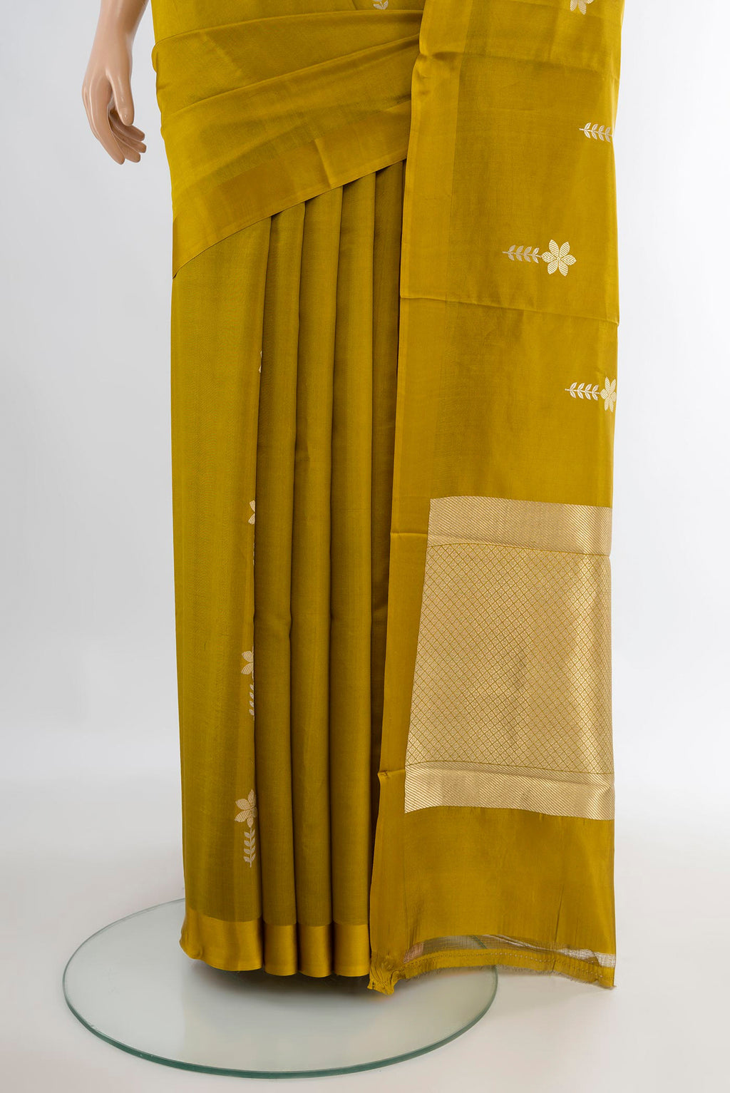 Pleats and pallu of Pure Silk Mehandi Green Banarasi Katan Saree with Zari Butta on the body and Plain Border. 