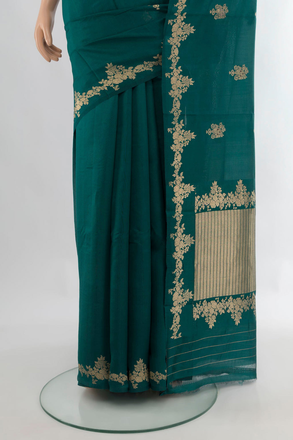 Pleats and pallu of Pure Silk Teal Banarasi Katan Saree with Zari Butta on the body and Zari Border. 